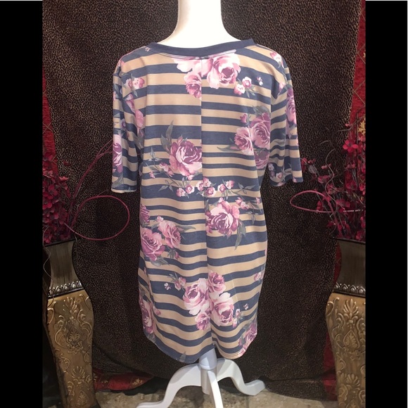 ***Crepas V-Neck Floral Top  - Size 1XL - Picture 2 of 5